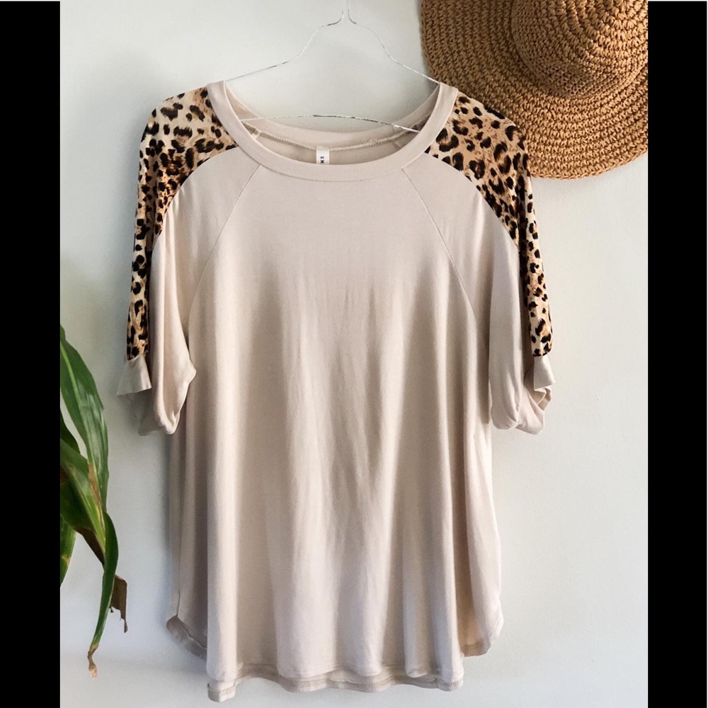 Cream Soft Short Slv Top With Leopard Print Detail